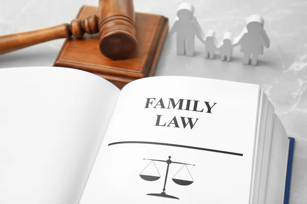 Libro Aperto Con Parole Famiglia Legge Martelletto Sul Tavolo Primo — Foto Stock