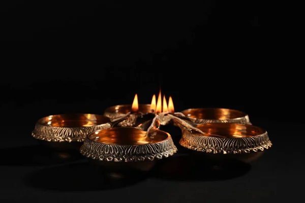 暗い背景にディワリの Diyas や粘土ランプ — ストック写真