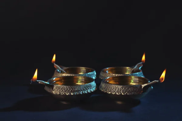 暗い背景にディワリの Diyas や粘土ランプ — ストック写真