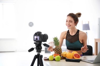 Meyve mutfak video kaydı ile genç blogger