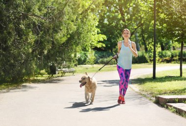Genç bir kadın ve köpeğini açık havada birlikte vakit. Evde beslenen hayvan kaygı