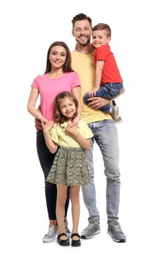 Beyaz arka plan üzerinde çocuklu mutlu aile portresi tam uzunlukta