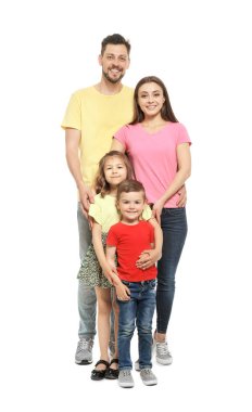 Beyaz arka plan üzerinde çocuklu mutlu aile portresi tam uzunlukta