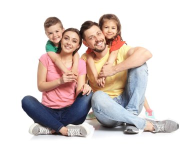 Beyaz arka plan üzerinde şirin çocuklu mutlu aile