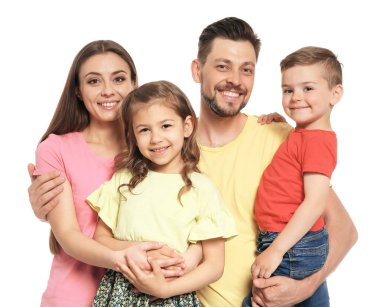 Beyaz arka plan üzerinde çocuklu mutlu aile portresi