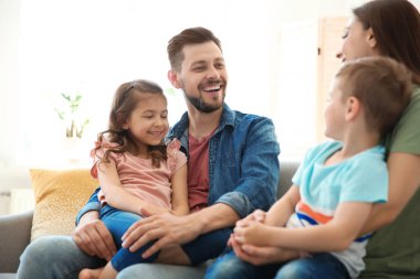 Çocuklu Evde Genç mutlu aile