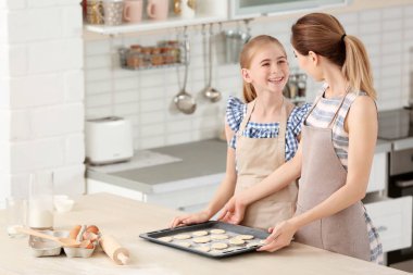 Anne ve kızının kurabiye hamuru mutfak ile