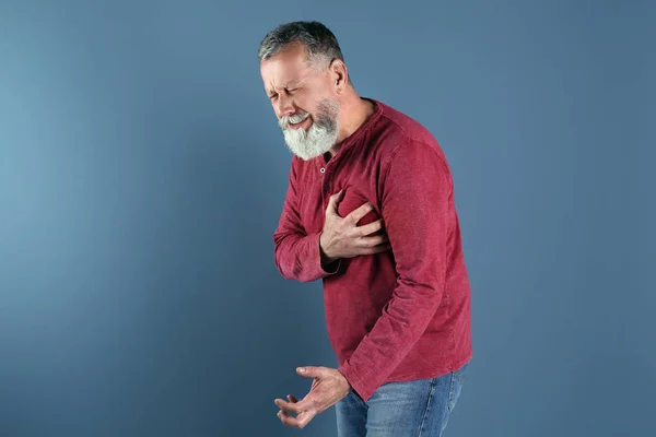 Mature Man Having Heart Attack Color Background — Stock Photo, Image