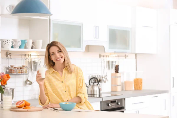 Bella Giovane Donna Che Colazione Beve Latte Cucina — Foto Stock