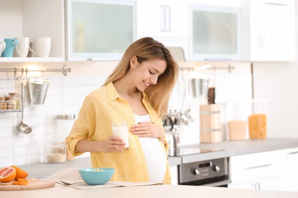 Bella Donna Incinta Che Beve Latte Cucina — Foto Stock