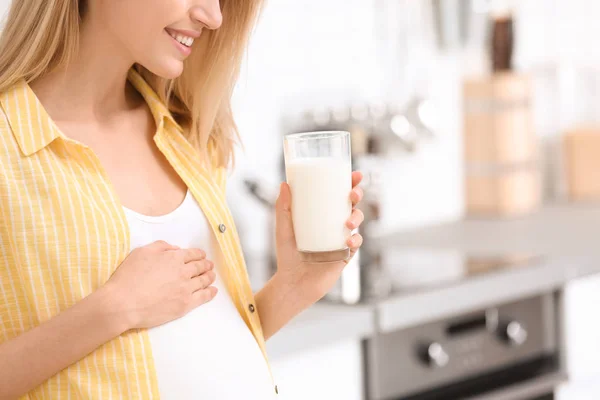 漂亮的孕妇在厨房喝牛奶 — 图库照片