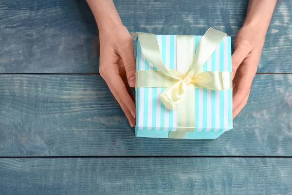 Mujer Joven Sosteniendo Hermosa Caja Regalo Sobre Fondo Madera Vista —  Fotos de Stock