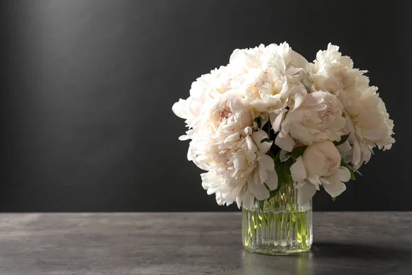 Vase Beautiful Blooming Peonies Table Black Background — Stock Photo, Image