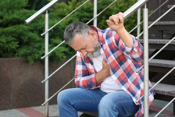 Mature Man Having Heart Attack Stairs Outdoors — Stock Photo, Image