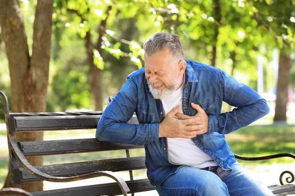 Uomo Maturo Che Attacco Cuore Sulla Panchina Nel Parco — Foto Stock