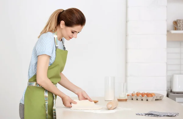 Donna Che Prepara Pasta Sul Tavolo Cucina — Foto Stock