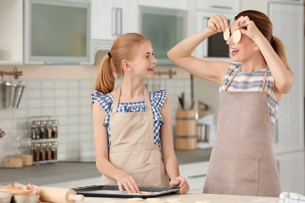 Moeder Haar Dochter Met Koekjesdeeg Keuken — Stockfoto