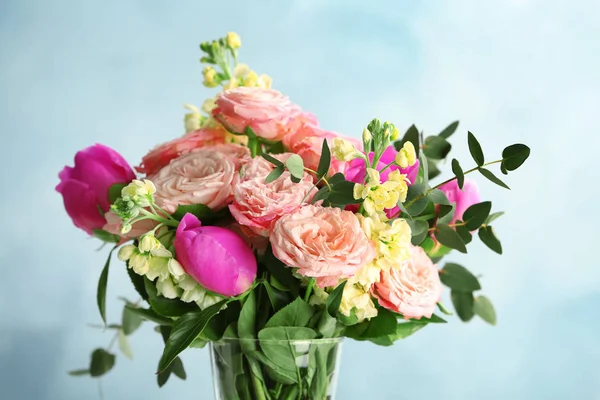 Vaas Met Een Boeket Van Mooie Geurige Bloemen Kleur Achtergrond — Stockfoto
