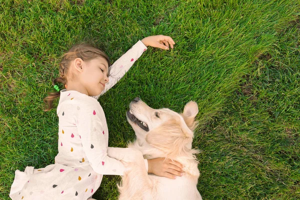 Criança Bonito Com Seu Animal Estimação Grama Verde Vista Superior — Fotografia de Stock
