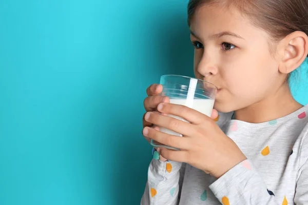 かわいい色の背景上のミルクを飲む女の子 — ストック写真