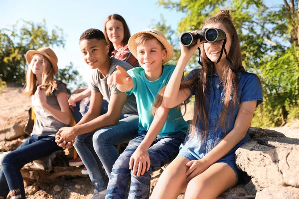 Groep Kinderen Met Verrekijker Outdoors Zomerkamp — Stockfoto