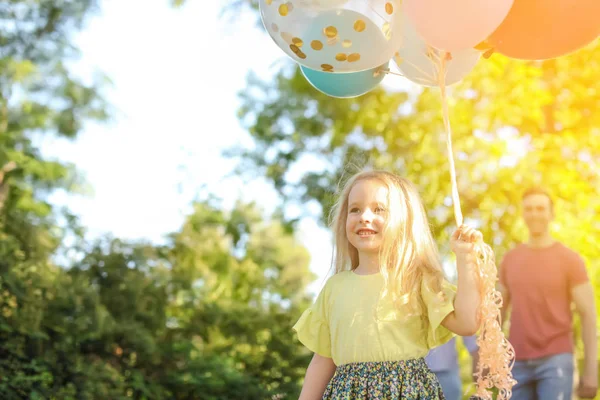 Schattig Klein Meisje Met Kleurrijke Ballonnen Buitenshuis Een Zonnige Dag — Stockfoto