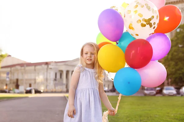 Linda Niña Con Globos Colores Aire Libre Día Soleado — Foto de Stock