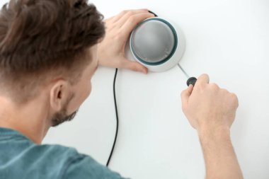 Teknisyen yükleme Cctv kamera kapalı duvar