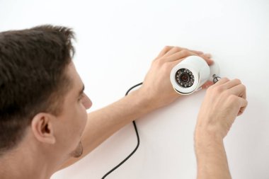Teknisyen yükleme Cctv kamera kapalı duvar