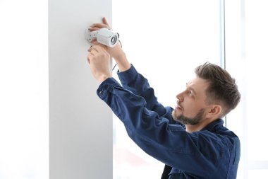 Teknisyen yükleme Cctv kamera kapalı duvar