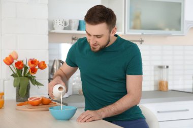Genç adam evde kahvaltı lezzetli süt ile olan