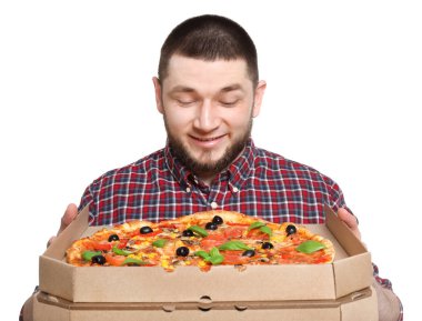 Beyaz zemin üzerine lezzetli pizza ile çekici bir genç adam