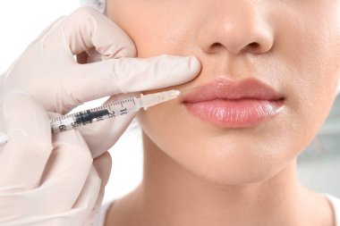 Genç kadın Dudak enjeksiyon Şevval özçelik güzellik salonda, closeup Başlarken