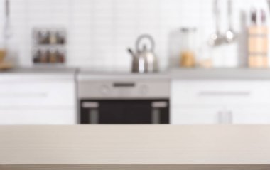 Tezgah ve mutfak iç bulanık görünüm. Ev tasarımı için fikir