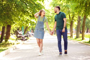 Yeşil Park güneşli bahar gününde mutlu genç çift