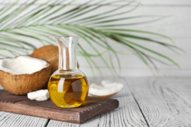 Olgun Hindistan cevizi ve ahşap masa şişesinde yağda. Sağlıklı yemek