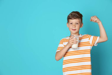 Renk arka plan üzerinde süt ile sevimli küçük çocuk