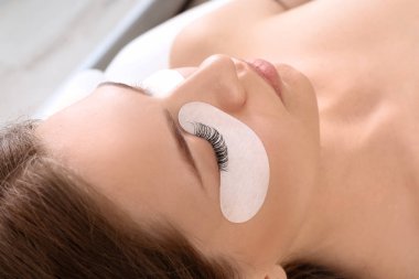 Genç kadın kirpik uzantıları yordamı, closeup geçiyor