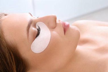 Genç kadın kirpik uzantıları yordamı, closeup geçiyor