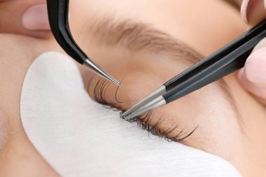 Genç kadın kirpik uzantıları yordamı, closeup geçiyor