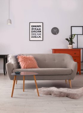 Zarif salon iç rahat kanepe ile