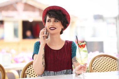 Cam açık hava kafe Evet lezzetli limonata ile genç kadın