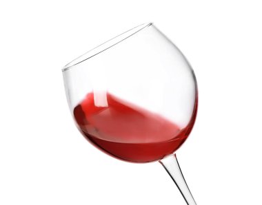 Beyaz zemin üzerine lezzetli kırmızı şarap ile cam