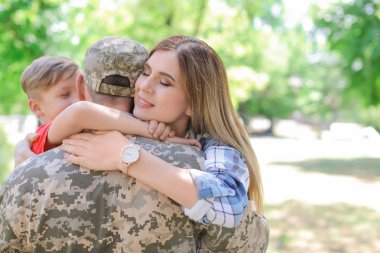 Erkek asker ailesiyle açık havada. Askerlik hizmeti