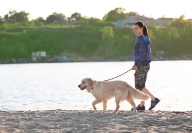Sahilde köpeğini birlikte olan kadın. Evde beslenen hayvan kaygı