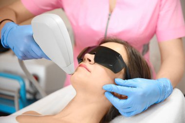 Genç kadın güzellik salonu lazer epilasyon yordamda geçiyor