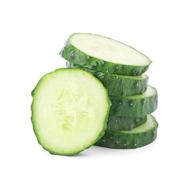 Beyaz arka plan üzerinde taze salatalık dilimleri