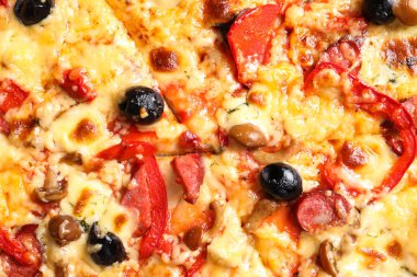 Zeytin ve sosis, closeup ile lezzetli pizza