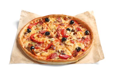 Zeytin ve beyaz arka plan üzerinde sosis lezzetli pizza