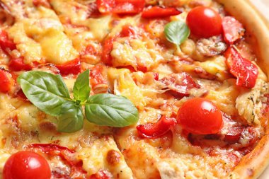 Sosis ve domates, closeup ile lezzetli pizza